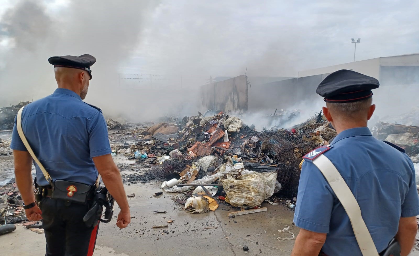 I Carabinieri sul luogo dell'incendio