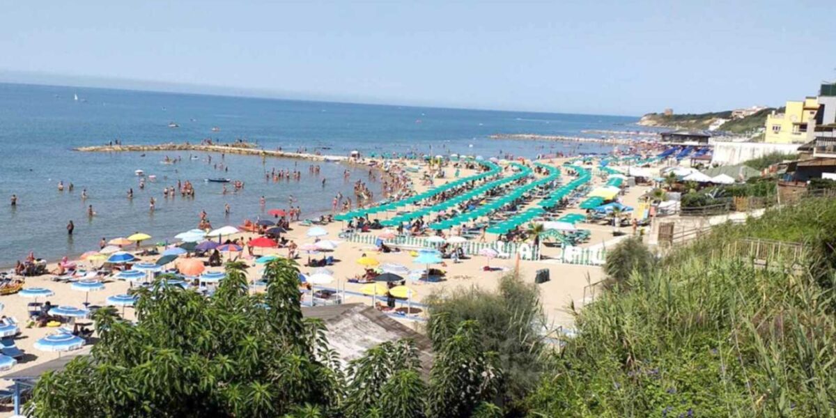Anzio, un tratto di spiaggia mista, tra libera e in concessione-privata. Foto di un residence locale (Elianto)