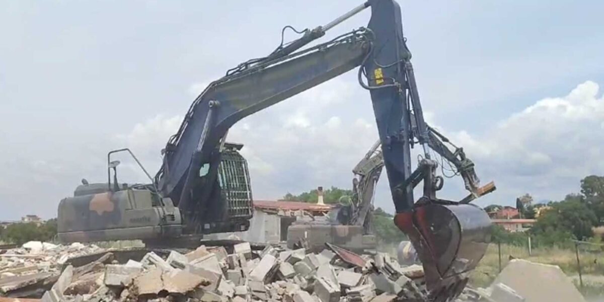 Una ruspa dell'esercito italiano distrugge una delle case abusive delle Salzare di Ardea