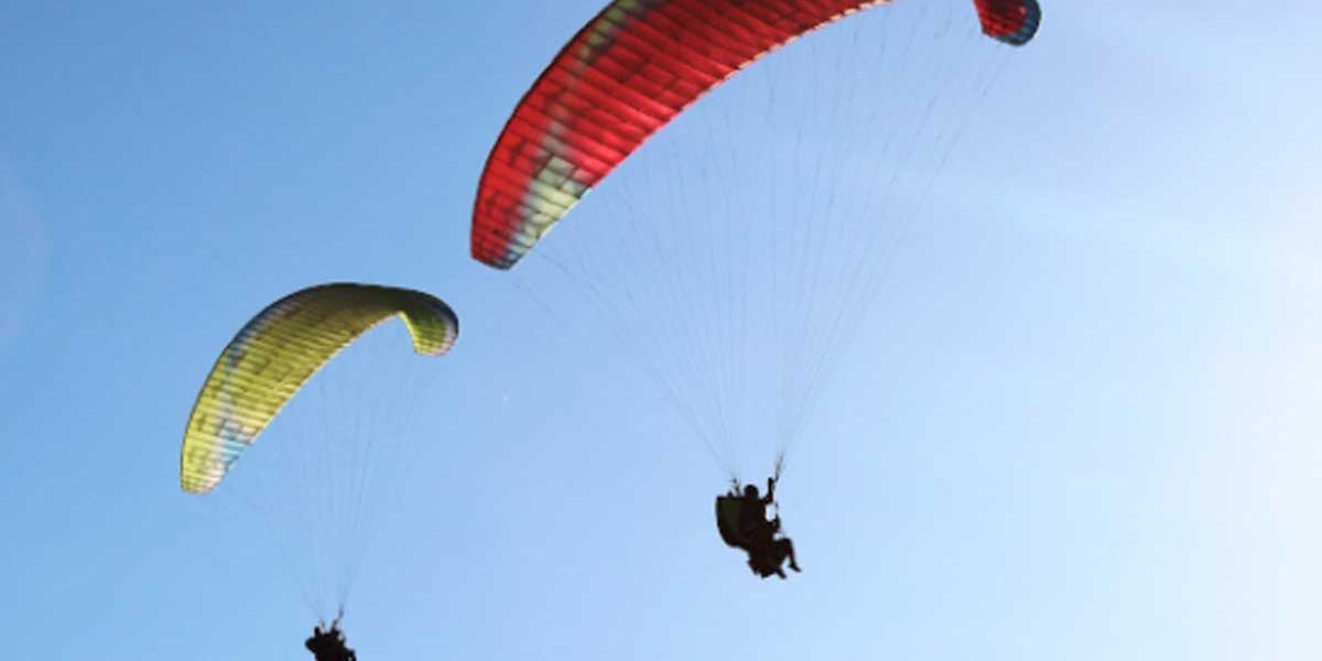 Due parapendii in volo, foto generica