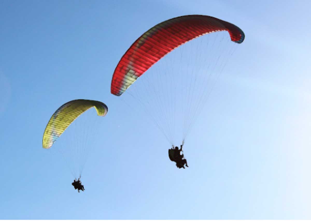 Due parapendii in volo, foto generica