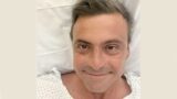 Carlo Calenda, selfie post-operazione dall’ospedale:  “Affettato,  ma tutto bene”