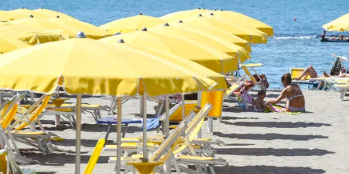 Fiumicino, uno stabilimento balneare sulla costa laziale di Roma nord