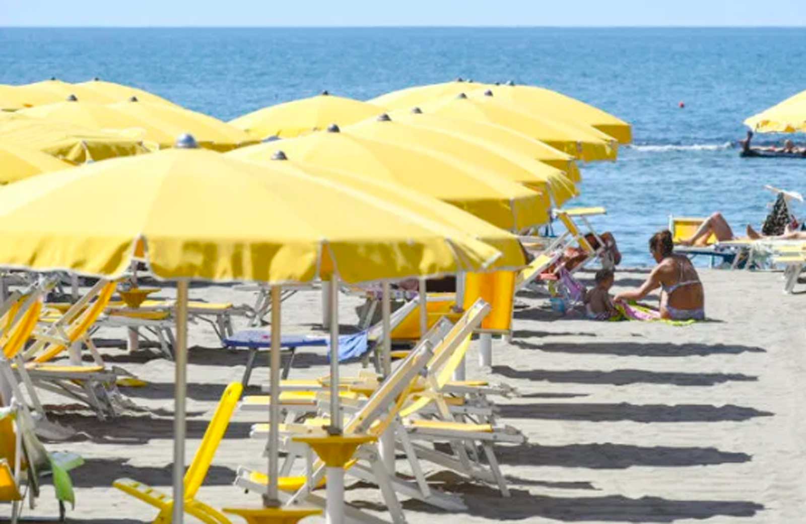 Fiumicino, uno stabilimento balneare sulla costa laziale di Roma nord