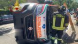 Roma, incidente tra auto ed ambulanza: mezzo di soccorso ribaltato