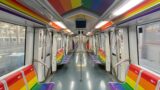 Roma, inaugurato il ‘Treno dell’inclusività’: la Metro A si colora con la bandiera del Pride Progress (VIDEO)