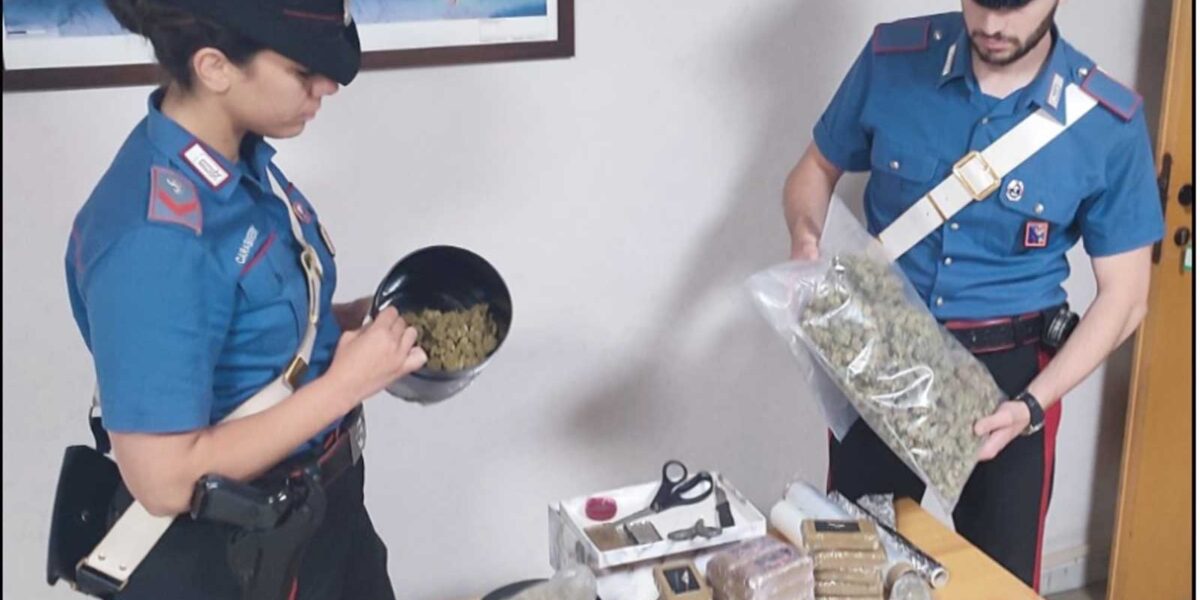 I Carabinieri mostrano le sostanze stupefacenti e i soldi rinvenuti nell'appartamento di Nettuno