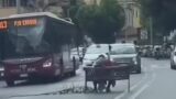 Roma, si butta in mezzo alla strada e blocca il traffico con una panchina: ‘Ostacolo man’ ancora in azione