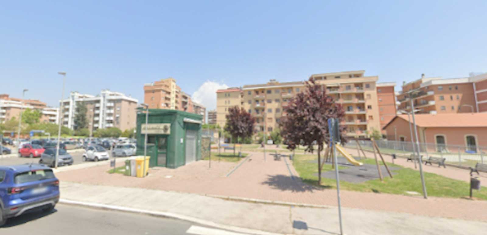 Pomezia, il chiosco all'angolo tra via Nenni e via Sturzo, a due passi dal liceo Pascal