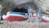 Ponza, rifiuti pericolosi e barche abbandonate nella ‘Grotta dei Morti’: denunciate 3 persone