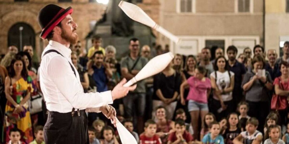 Un classico festival di strada nella città di Recanati, foto generica
