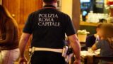 Roma, Rione Monti: chiuso dall’Asl ristorante, cibo conservato tra i calcinacci in seminterrato con la muffa alle pareti, 150 kg di alimenti sequestrati