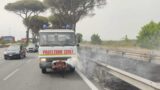 Incendi a Roma, fiamme anche sul Raccordo e Pontina: traffico impazzito in città