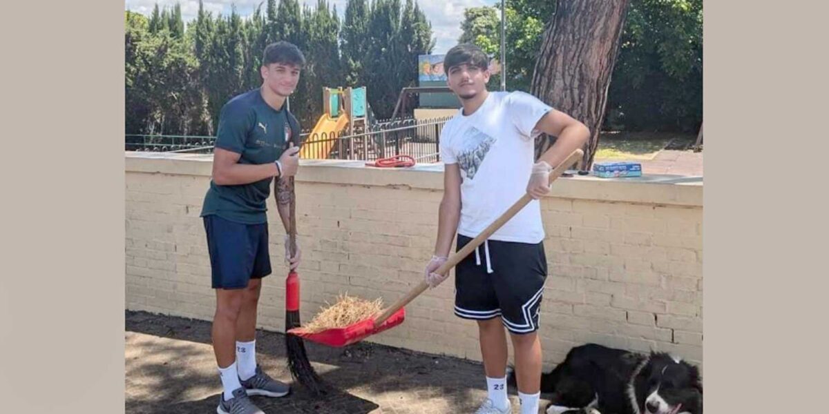 Roma, Montespaccato, due dei giovani volontari a lavoro