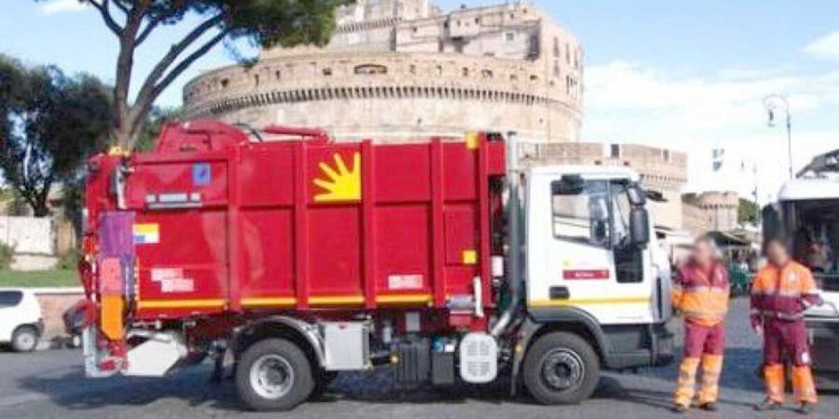 Un mezzo Ama a Roma nei pressi di Castel Sant'Angelo
