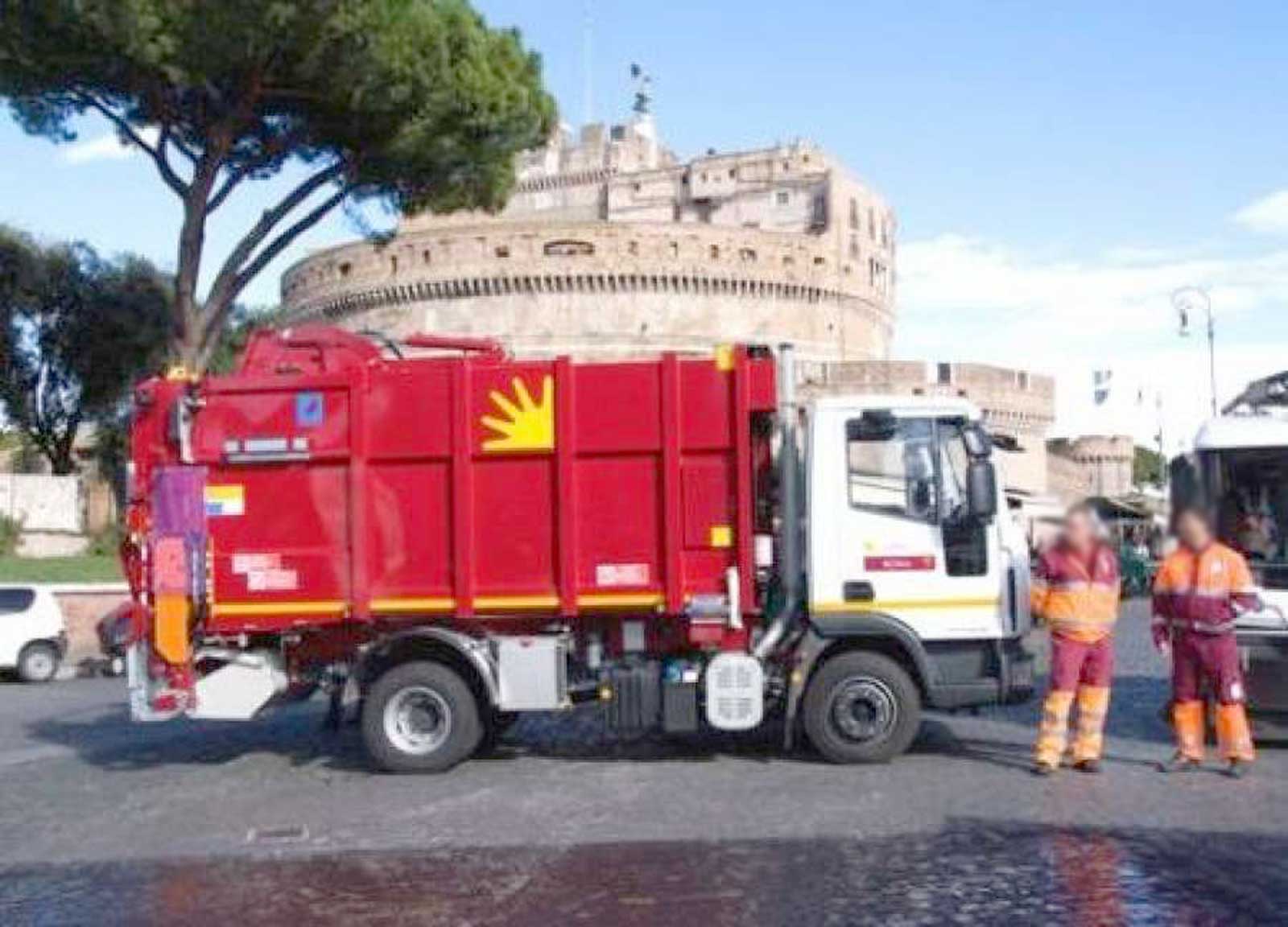 Un mezzo Ama a Roma nei pressi di Castel Sant'Angelo