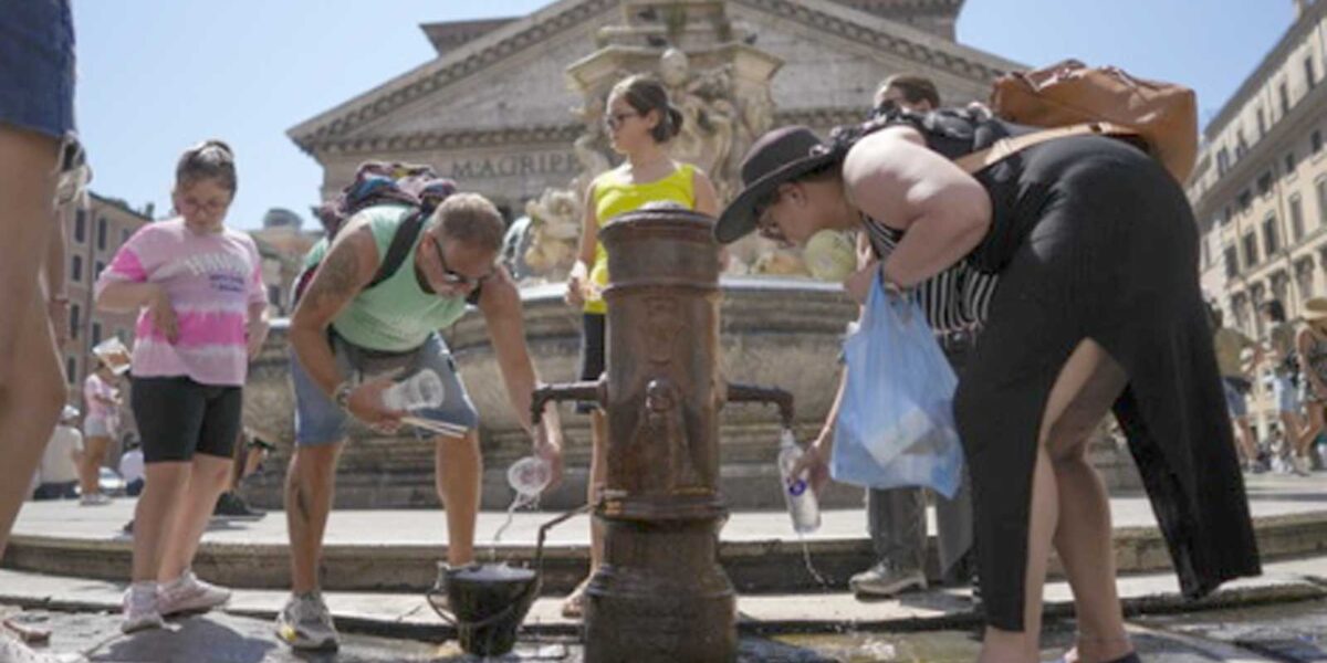 Roma, una fontana in centro presa d'assalto da persone accaldate, foto generica