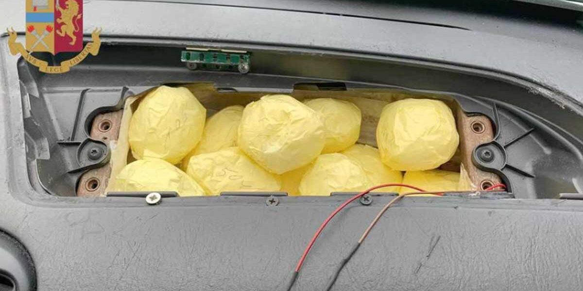 Roma, la Polizia Stradale rinviene 1 kg di cocaina purissima nel cruscotto di una Renault