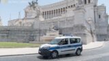 Roma, tenta di appiccare un incendio a piazza Venezia: denunciato un 39enne