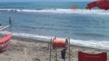 Ostia, sta per annegare: salvato da 3 bagnini