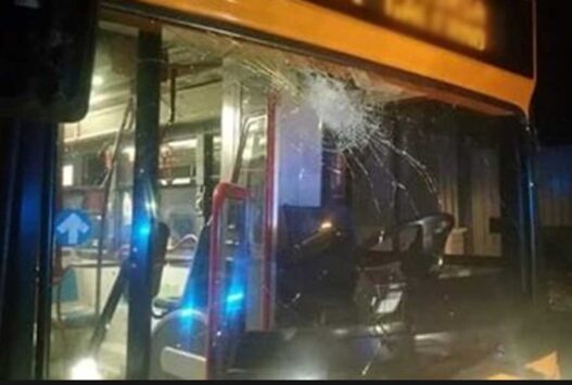 Roma, via Candoni, il mezzo della linea TPL con i danni sul vetro