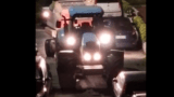 Ottavia, trattore resta bloccato di notte in strada: clacson e caos svegliano il quartiere (VIDEO)