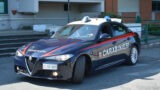 Non si ferma all’alt dei Carabinieri, scappa contromano e si schianta