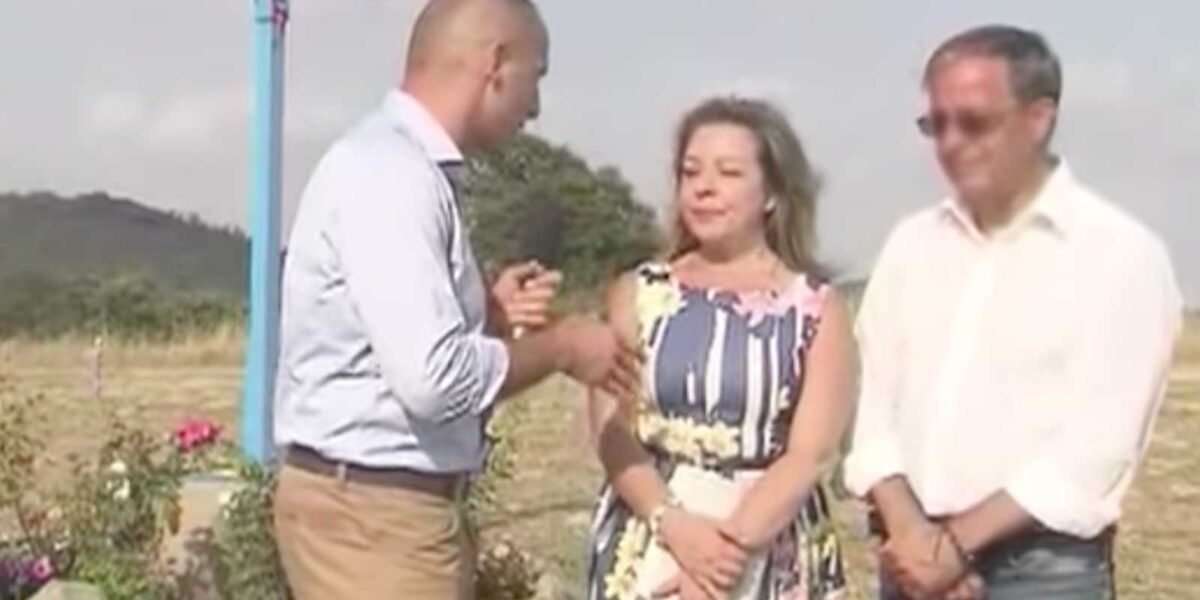 Gisella e Gianni Cardia, in una recente foto Rai, durate una intervista sul campo dei miracoli