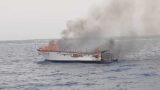 Anzio, imbarcazione a fuoco davanti al porto: 3 feriti soccorsi dalla Capitaneria
