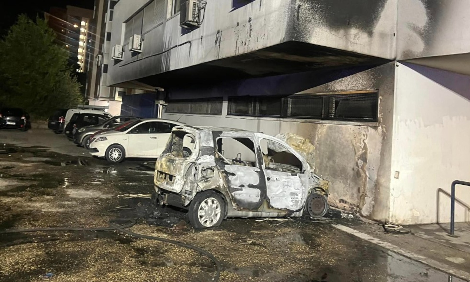 Auto a fuoco a Laurentino 38