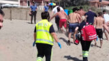Torvaianica, si tuffa nel mare mosso, ma viene inghiottito dalle onde: salvato in extremis