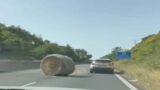 Cassia bis, una balla di fieno al centro della strada: sfiorata la tragedia (FOTO)