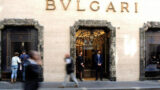 Svaligiata la gioielleria Bulgari: la banda del buco ruba mezzo milione in via Condotti