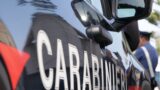 Botte e minacce con le armi ai genitori per ottenere i soldi per la droga: arrestato