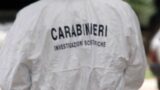 Latina, esplosione davanti a una palazzina in via Guido Rossa: scoperti armi e droga in locale condominiale