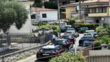 Giallo a Roma: donna accoltellata in strada, compagno trovato impiccato in casa