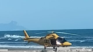 Tragedia a Torvaianica: si tuffa con il mare mosso e annega, morto 50enne