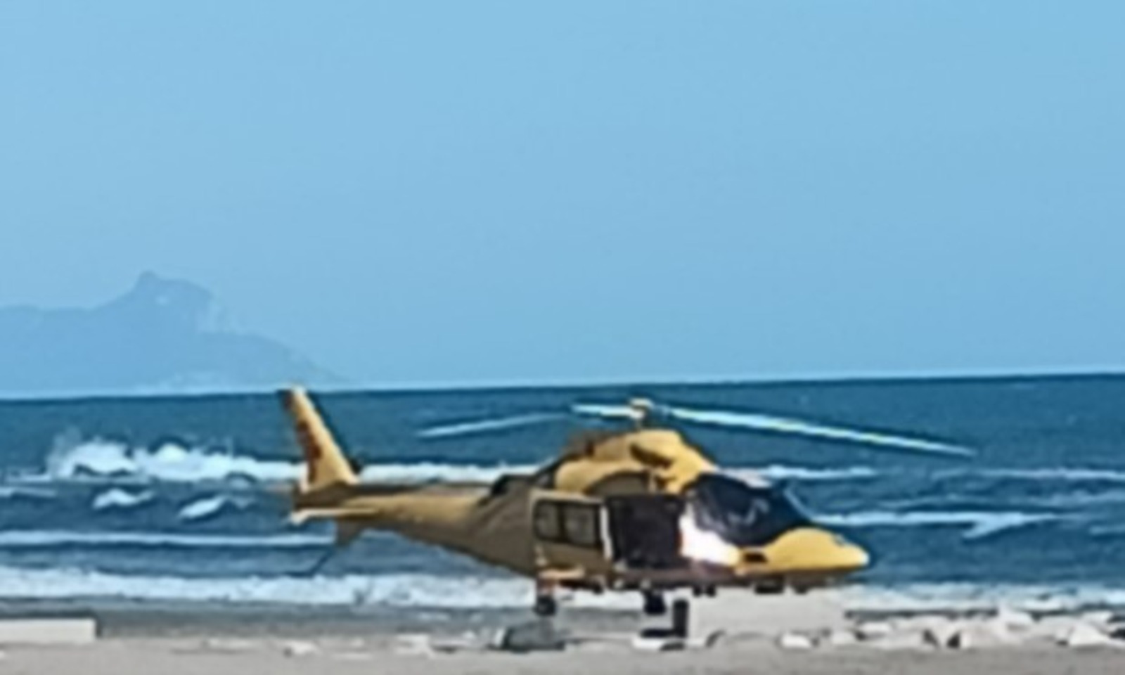 Eliambulanza a Nettuno per salvataggio bagnanti