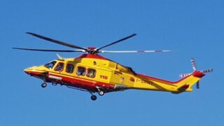 Roma, si scontra con un autocarro, poi finisce contro un muro: motociclista 23enne in codice rosso