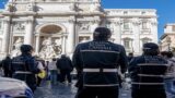 Roma, tenta di arrampicarsi sulla Fontana di Trevi: multa per uno straniero