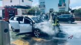 Torvaianica, paura sul Lungomare: auto prende fuoco nel traffico bloccato da un incidente (FOTO E VIDEO)