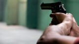Roma: ‘Non ti pago’, punta la pistola al tecnico dopo i lavori, poi gli ruba il computer