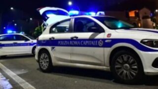 Ostia, si ribaltano sul lungomare: due 20enni in codice rosso