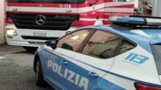 Acilia, risveglio di paura: molotov contro un portone