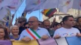Fondi pubblici al Roma Pride, l’accusa della Lega: “Gualtieri sul carro col tricolore, 80 mila euro dei cittadini per la sfilata senza voto in Aula”
