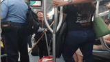Roma, pulisce i vagoni della metro in cambio di pochi spicci: la polemica corre sul web