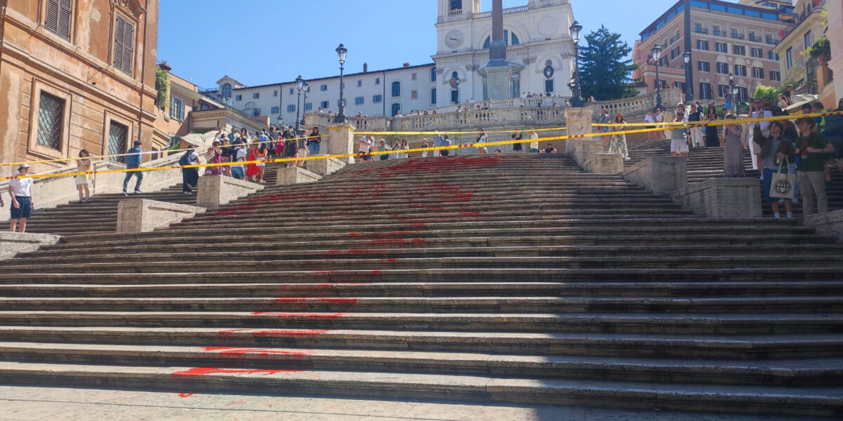 La scalinata di Trinità de' Monti imbrattata con la vernice
