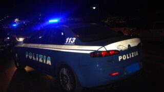 Spari a Roma, 48enne gambizzato in strada a Castelverde: rubato un rolex, caccia a due persone