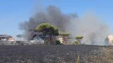 Grave incendio a Casal Monastero vicino le abitazioni: 50 evacuati e persone intossicate