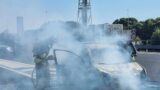 Civitavecchia, auto travolta dalle fiamme a pochi metri dal casello dell’autostrada